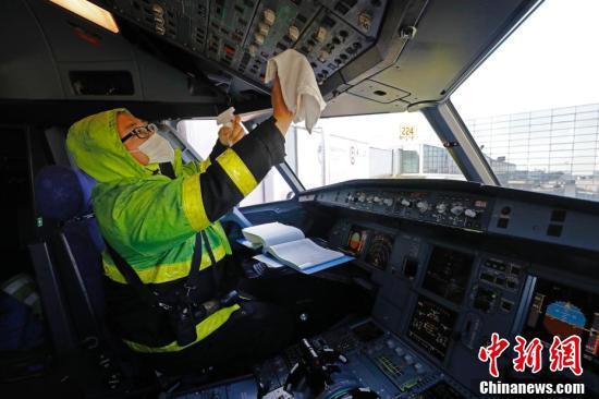 航空機のコックピットの全面的なウイルス消毒作業を行う上海東方航空のスタッフ（2月18日撮影?殷立勤）。