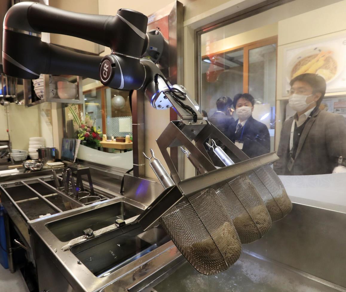 3月16日、日本?東京のJR東小金井駅にある立ち食いそば店でそばを作るロボット（寫真著作権は東方ICが所有のため転載禁止）。