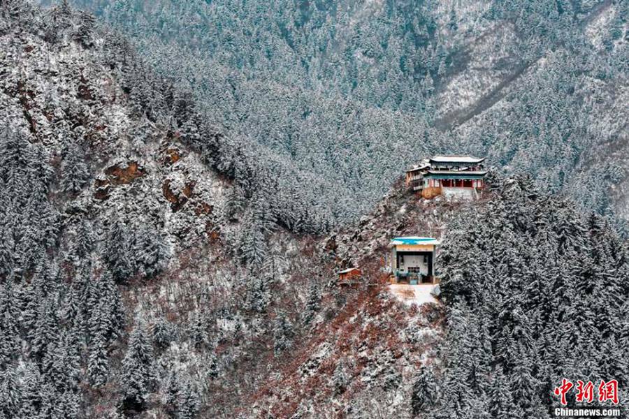 山の木々は雪化粧に覆われ、小川には雪解け水が流れている興隆山（撮影?魏濤）。