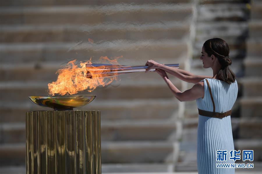 3月19日、女性の大司祭に扮し、聖火皿からトーチに聖火を燈すギリシャの女優シャンティ?ジョージウー。