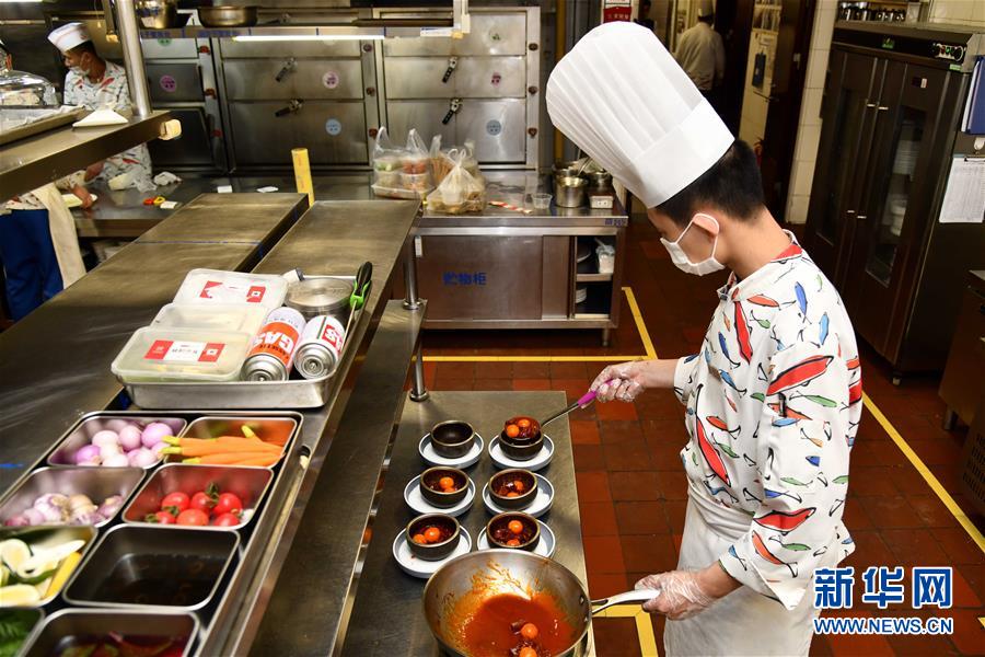 3月26日、山東舜和國際酒店、料理を人數分に分けて盛り付ける料理人（撮影?郭緒雷）。