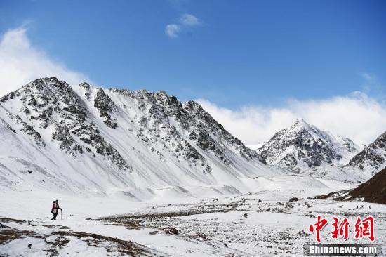 巴爾斯雪山を訪れた観光客（撮影?楊艶敏）。