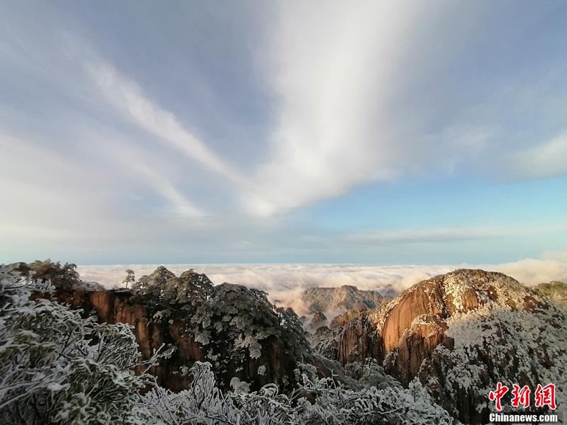 降雪後の安徽黃山　青空を背景にそびえたつ銀色の山々