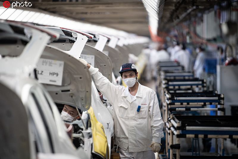 生産ラインで働く従業員たち（寫真著作権は東方ICが所有のため転載禁止）。