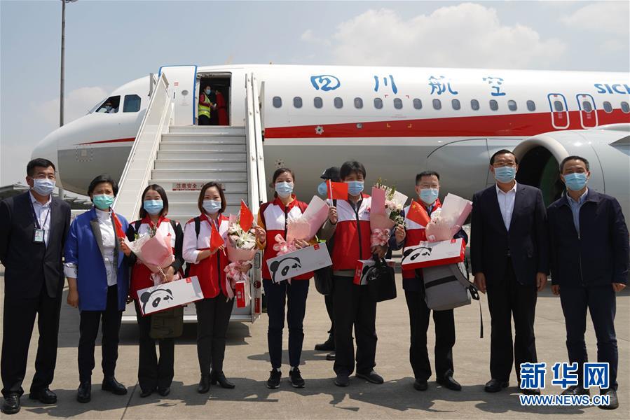 4月10日成都雙流國際空港に到著したイタリアを支援した感染癥対策専門家チーム第一陣のメンバー5人。（撮影?胥氷潔）