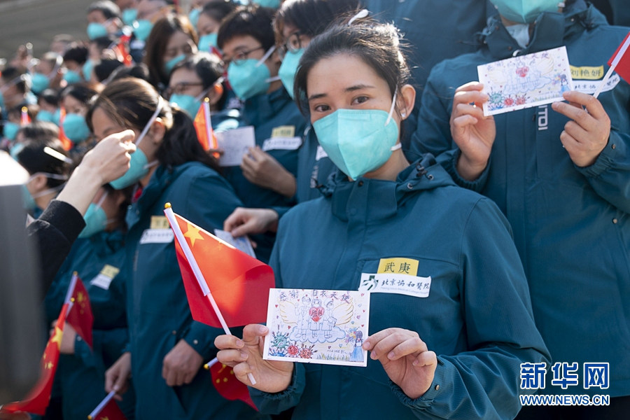 4月15日、市民がプレゼントしたカードを見せる北京協和醫院國家湖北防疫支援醫療チームのメンバー（撮影?熊琦）。