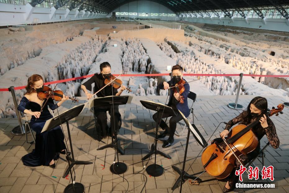 4月22日、陝西省西安市秦始皇兵馬俑一號坑の前で演奏會のリハーサルを行う演奏家たち（撮影?張遠）。