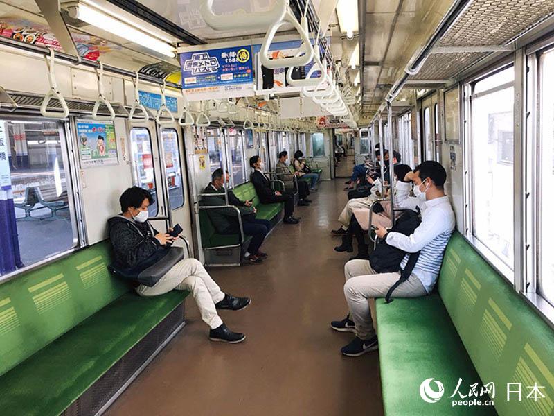 日本では普段から電車に乗る際、他人とは一定の距離を保つ習慣があるが、新型コロナウイルスの感染が広がっている現在、感染防止のため、乗客たちは互いに保つ距離をさらに広げ、電車に乗る人も目に見えて減少している。また換気があまりよくない車両內などでは、マスクをしていない人を見かけることもすでにほとんどなくなっている。