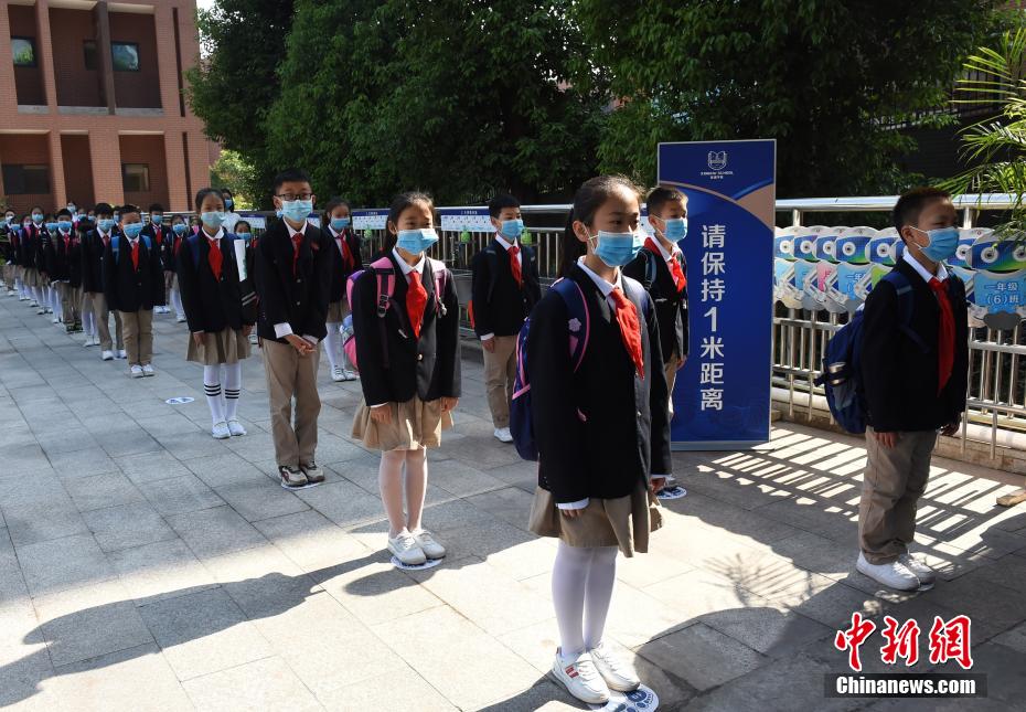 重慶市で第二陣となる小中高校の授業(yè)再開　機(jī)に透明隔離板を設(shè)置