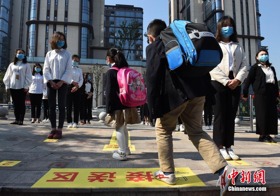 重慶市で第二陣となる小中高校の授業(yè)再開(kāi)　機(jī)に透明隔離板を設(shè)置