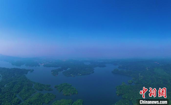 4月28日、上空から眺めた江西省新余市にある仙女湖の晩春の風(fēng)景（撮影?劉占昆）。