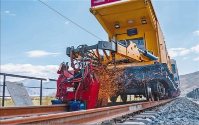 4月16日、川蔵鉄道ラサ-林芝區間で初となるロングレールのシームレス溶接工事が無事完成。寫真はレールの溶接工事現場の様子（撮影?袁泉、丁慶浜）。