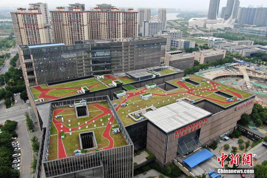 今月9日、上空から撮影した江蘇省南京市建鄴區河西ニュータウンの南京市児童病院の屋上に建設された「空中庭園」（撮影?泱波）。 