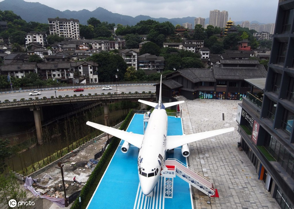 重慶市磁器口古鎮(zhèn)の沙磁巷広場にお目見えしたボーイング737「沙磁號」（寫真著作権は東方ICが所有のため転載禁止）。 