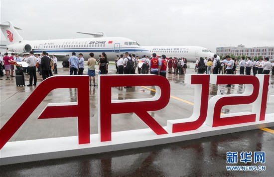 6月28日、上海市浦東にある中國商用飛機有限責任公司総裝基地に勢揃いした新しく塗裝された國産新型リージョナルジェット「ARJ21」（撮影?丁汀）。