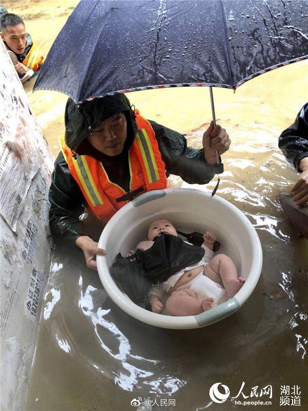 豪雨に襲われた都市！洪水災害のなか、洗面器で赤ん坊を救出　湖北省宜昌