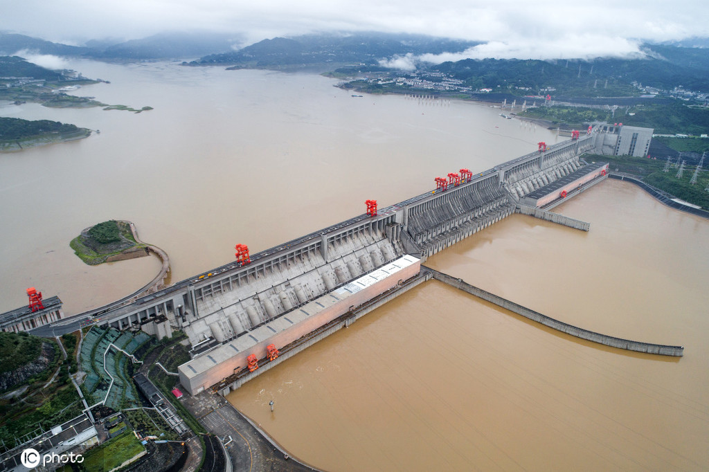 7月12日、ダム放流量を抑制している三峽ダム（ドローンによる撮影、寫真著作権は東方ICが所有のため転載禁止）。