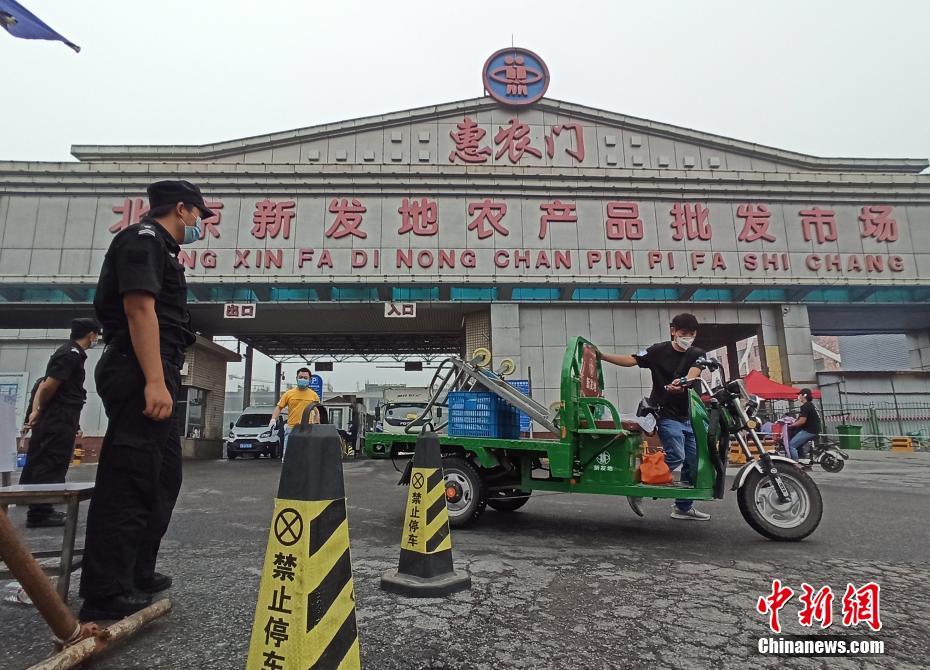 自分の荷物を引き取りにきた店主（撮影?張宇）。