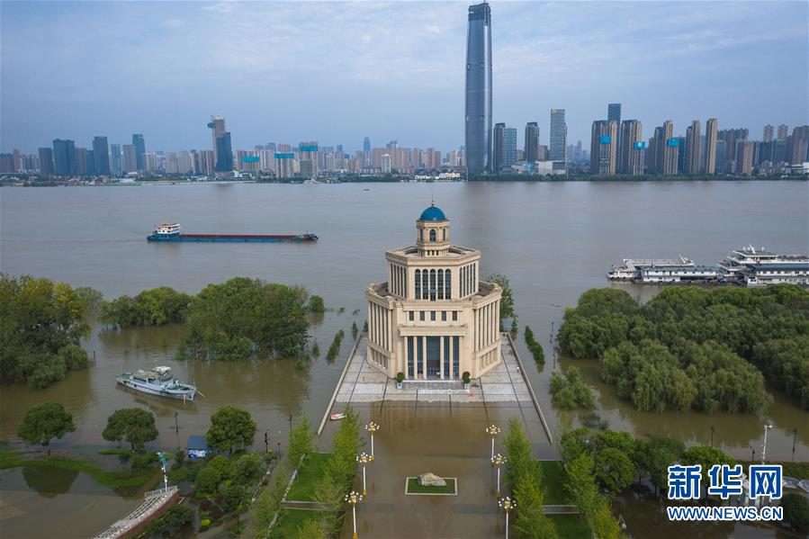 7月13日、水位上昇が続いた長江の水で冠水した漢口江灘一級親水平臺の周囲（ドローンによる撮影?肖蕓九）。