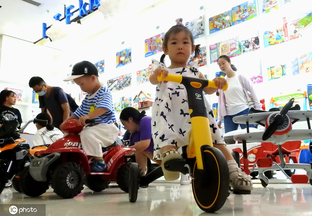 8月2日、シェア玩具體験館でさまざまな玩具を體験する子供（寫真著作権は東方ICが所有のため転載禁止）。