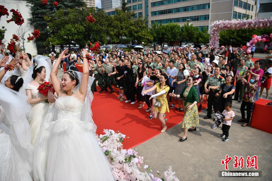 武裝警察兵営で「集団結婚式」　雲南省