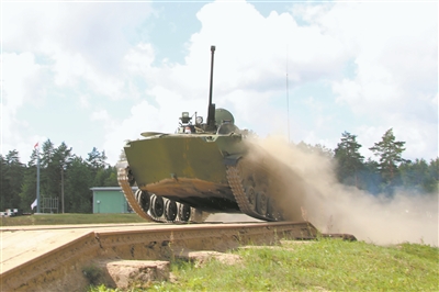 障害の一つ、仮設橋を高速で通過する戦車（帥少鵬撮影）