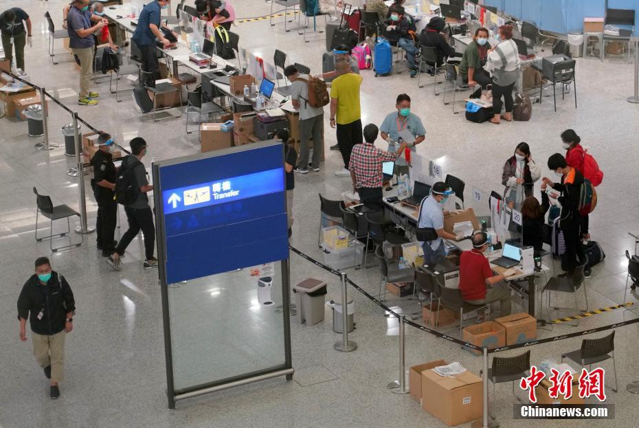 8月17日深夜、香港國際空港の入境手続き前エリアで検疫手続きを行う旅客ら（撮影?張■、■は火へんに韋）。  