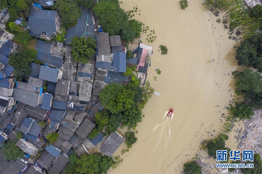 8月18日、重慶市沙坪壩區磁器口街道（エリア）にある磁器口古鎮で、冠水した地域をパトロールする救援ボート（ドローンで撮影?劉潺）。