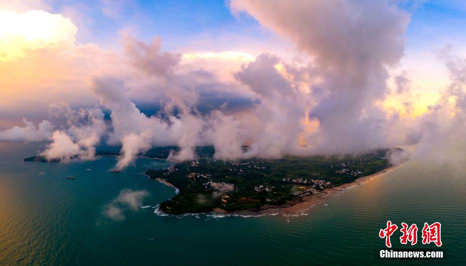 秋雲に覆われ幻想的な景色広がる■洲島（■はさんずいに圍）（撮影?何華文）。