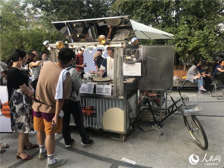 舊式の三輪車を改造した北平機器の「煎餅」屋臺（撮影?勝又あや子）