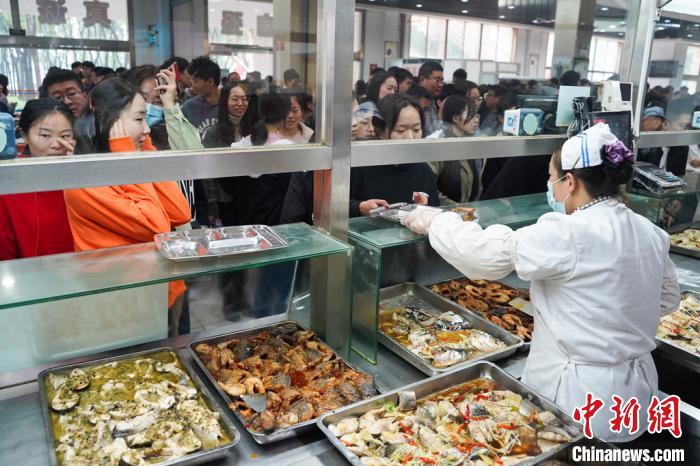 無料で提供された「川魚の宴」料理を味わう西北農(nóng)林科技大學(xué)の教師と學(xué)生（寫真提供?西北農(nóng)林科技大學(xué)）。