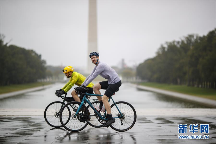 10月12日、米國の首都ワシントンで、ワシントン記念塔の近くを自転車で通り過ぎる市民（撮影?沈霆）。