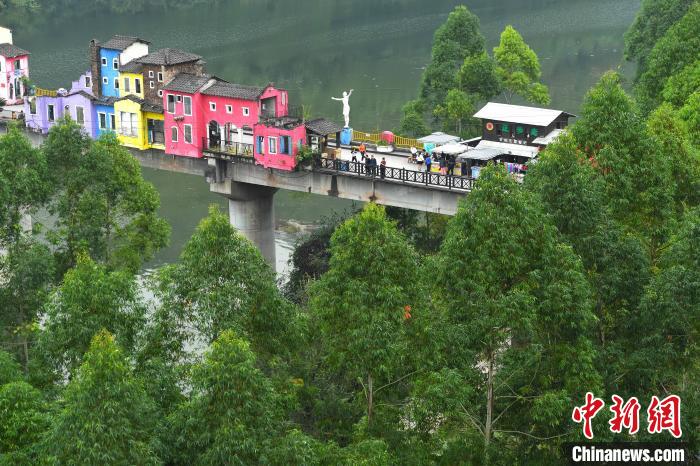 長江沿岸の美しい風(fēng)景（撮影?陳超）。