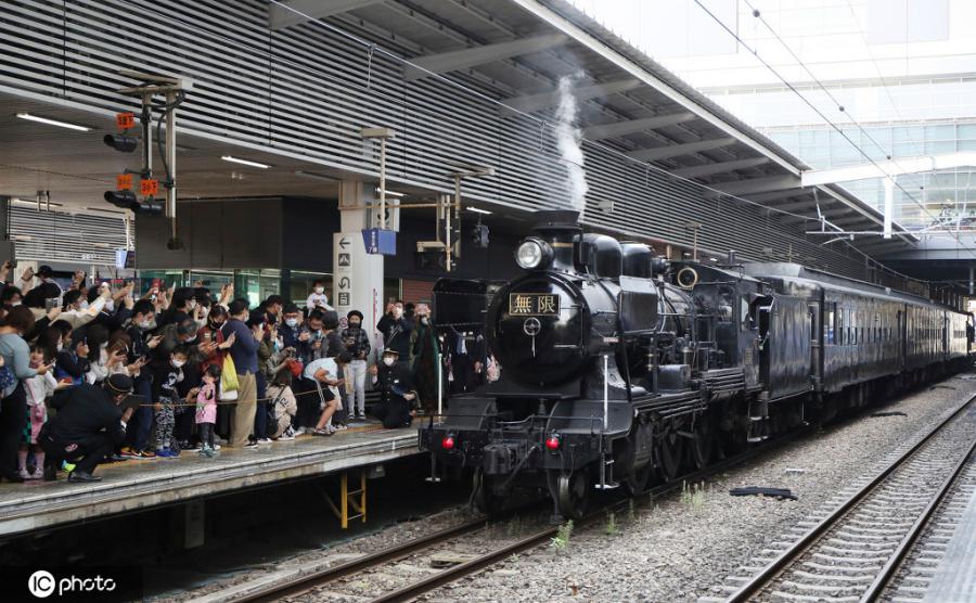 11月1日、JR鹿児島線の熊本-博多間を運行した臨時列車「SL鬼滅の刃」（寫真著作権はCFP視覚中國が所有のため転載禁止）。 