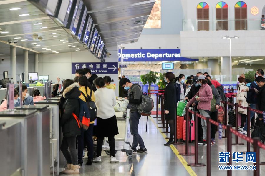 上海浦東空港第2ターミナルの出発フロアで搭乗手続きを行う旅客(11月24日撮影?丁汀)。