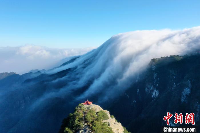 11月30日、流れ落ちる滝のような雲が広がる江西廬山の冬景色（撮影?程鵬）。