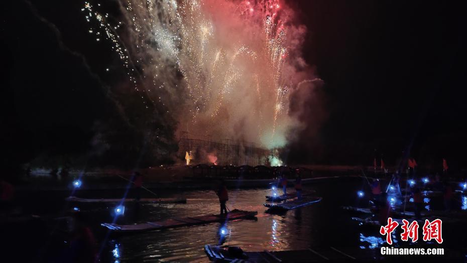 1日夜、陽朔県を流れる漓江の畔で再現(xiàn)された陽朔八大美景の一つ「漓江漁火」の光景（撮影?楊宗盛）。