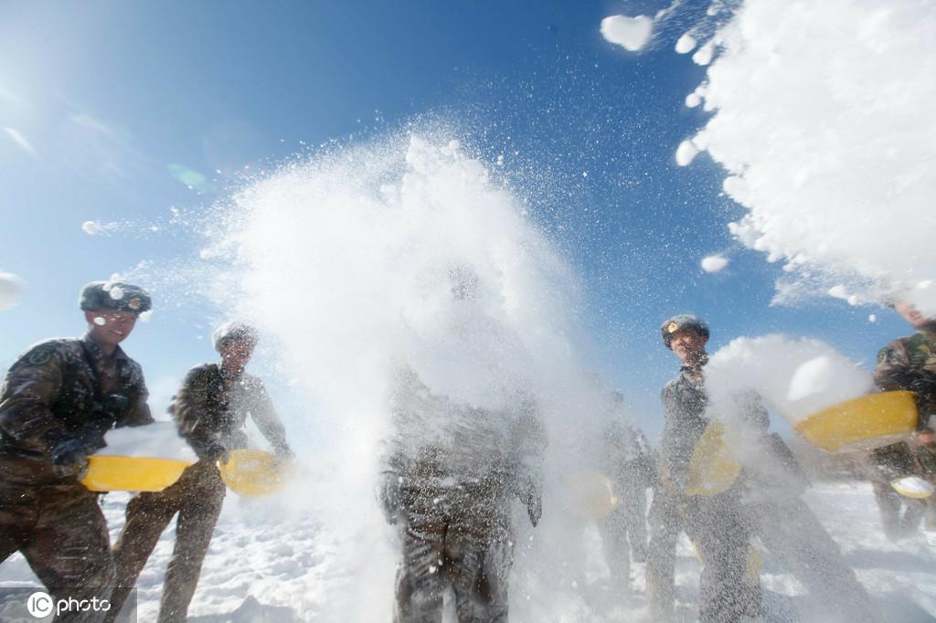 訓練の合間に、マイナス20度近い寒さをものともせず洗面器で雪をひっかける雪かけゲームを楽しむ黒竜江省軍區のある國境警備団の兵士たち（寫真著作権は東方ICが所有のため転載禁止）。