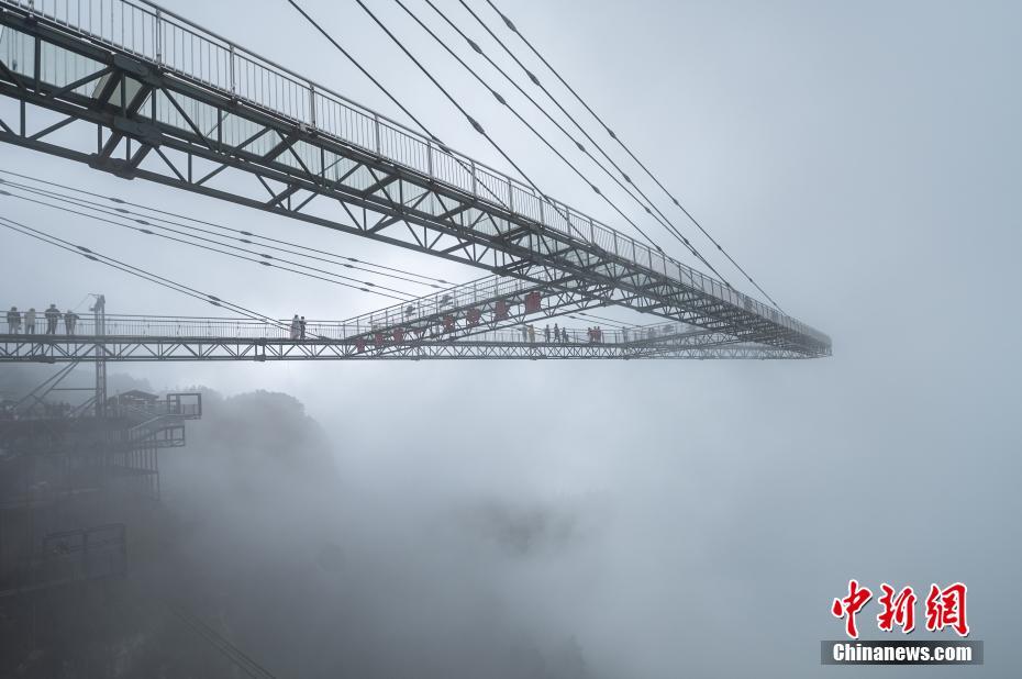 斷崖絶壁から突き出すように設置されている「天空懸廊（スカイウォーク）」（撮影?何蓬磊）。