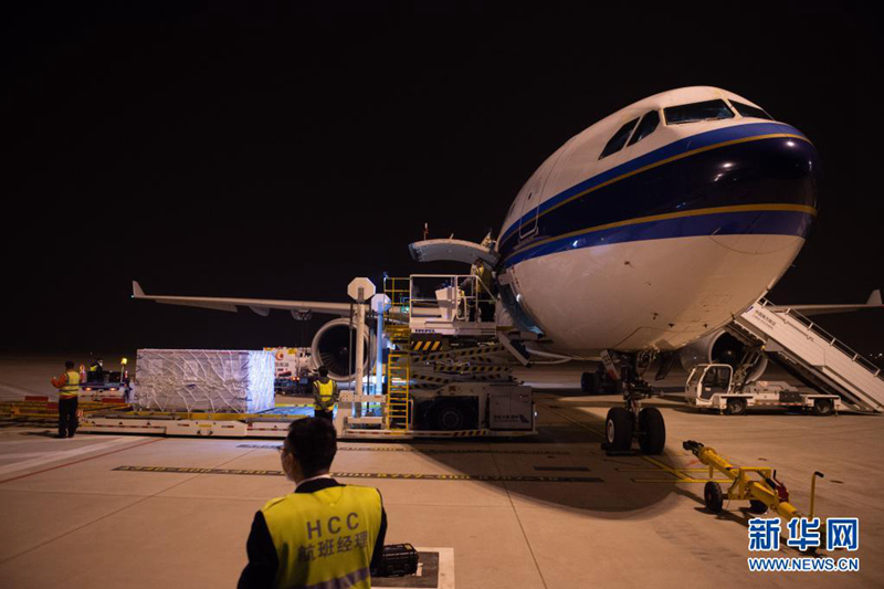 3月26日、北京大興空港で、新型コロナワクチンが機體の「腹部」（貨物スペース）に積み込まれた。（撮影?陳鍾昊）