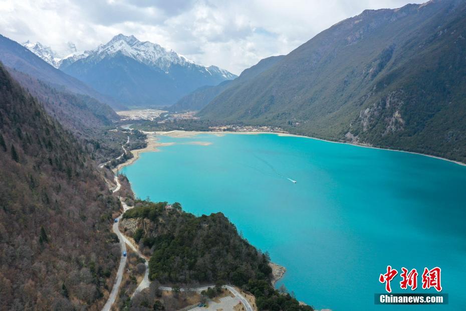 3月29日、雪山に取り囲まれた巴松措（ドローンによる撮影?貢嘎來(lái)松）。