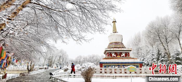 甘粛省粛南裕固（ユグル）族風(fēng)情園の雪景色（撮影?武雪峰）。