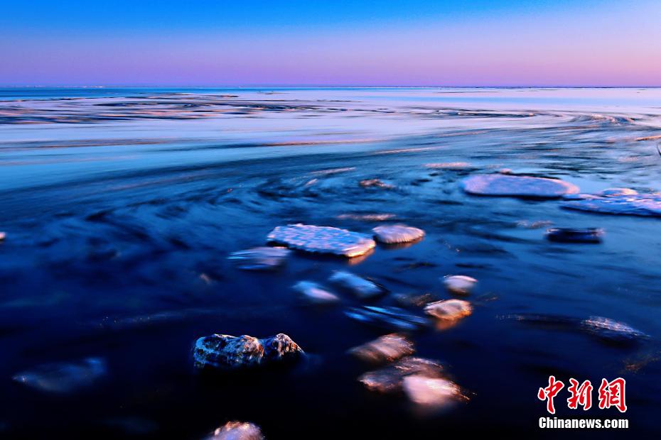 湖面に浮かぶ大きな流氷　興凱湖の美しい景色