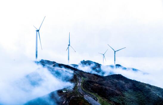 2021年3月3日、湖南省桂陽県白水ヤオ族郷の天塘山風力発電所で、數10基の風力発電機が立ち並ぶ壯観な眺め。（撮影?周秀魚春/人民図片） 