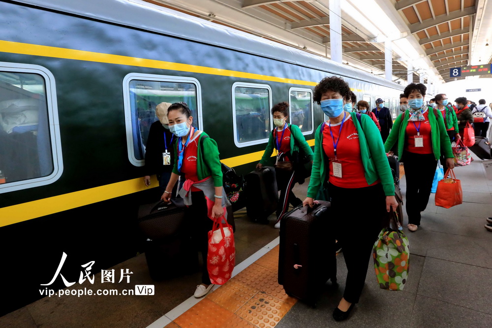 4月13日、ウルムチ駅で、新疆維吾爾（ウイグル）自治區から出発する観光列車に乗車するためにホームを移動する観光客たち（撮影?蔡増楽）。