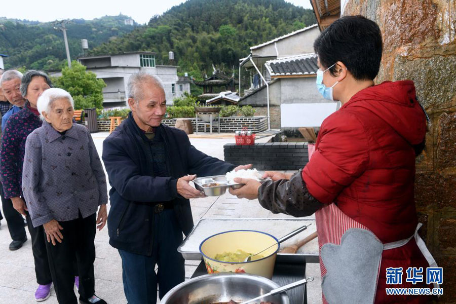 4月15日、福建省南平市順昌県元坑鎮(zhèn)際下村で、列に並んで晝食を受け取る村民（撮影?彭張青）。