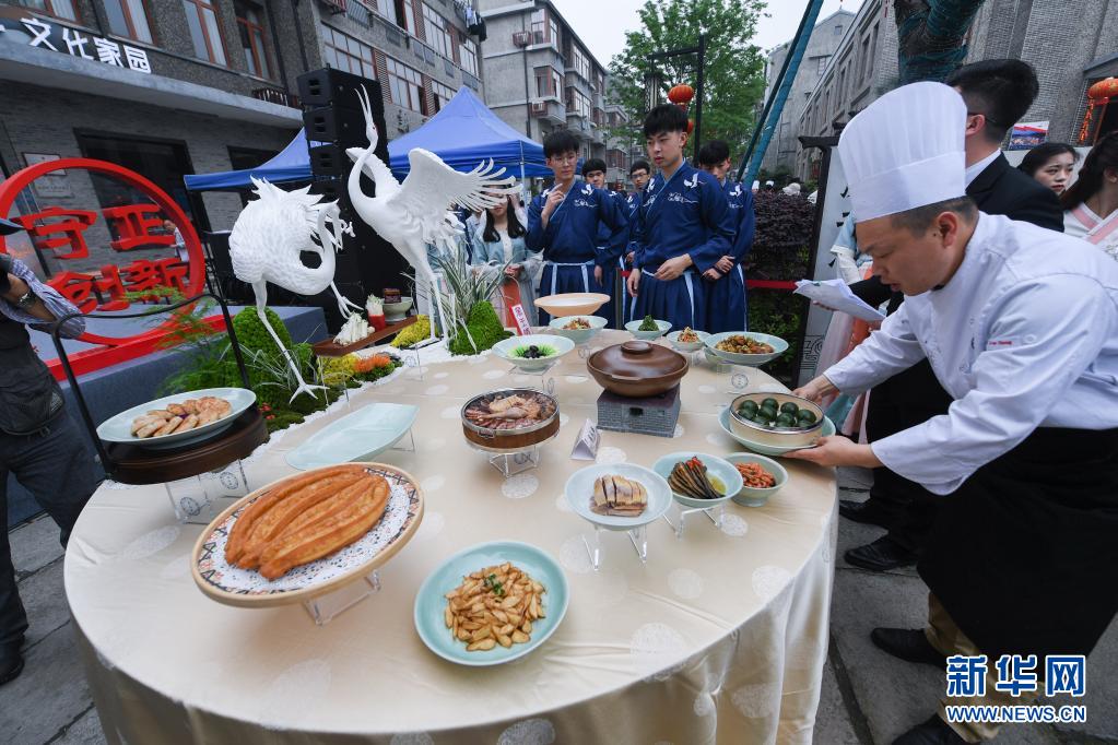 4月24日、発表セレモニー會(huì)場(chǎng)で披露された「窯山宴」の特色ある地方料理（撮影?徐昱）。