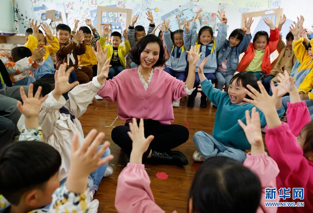 5月7日、園児と一緒に楽しい時間を過ごす貴州省遵義市正安県機関幼稚園の女性教師（撮影?趙永章）。