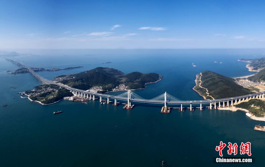 上空から撮影した平潭海峽公鉄大橋（撮影?王東明）。