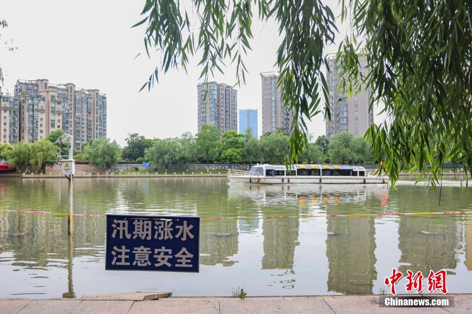 6月3日、江蘇省南京市で、秦淮河石頭城區間に設けられた「出水期により水位上昇 安全に注意」と書かれた警告ボード（撮影?泱波）。